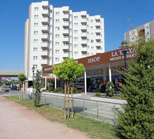 Blick auf die Geschäftsarkade