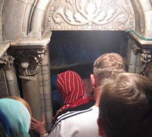 Вход в пещеру, где Дева Мария родила Иисуса Христа