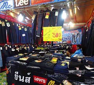 Auf dem Nachtmarkt von Kanchanaburi