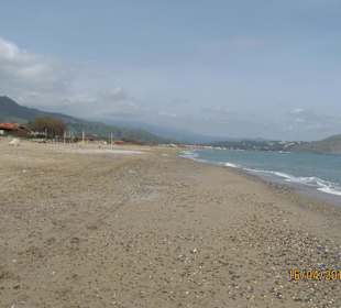 Strand entlang des Hotels Pilot Beach Resort