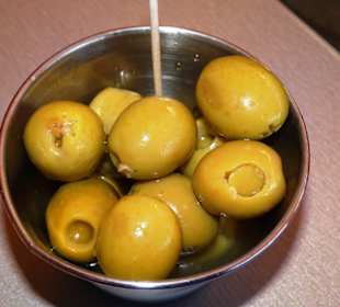 Oliven mit Anchois-Füllung als Gruß der Küche