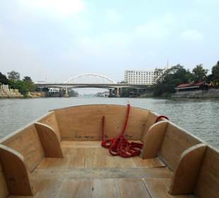 Flußfahrt um die Insel