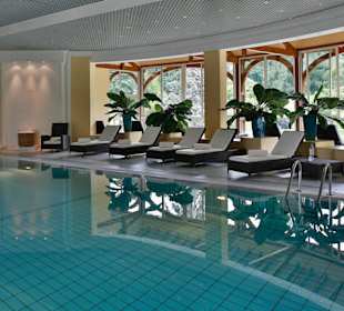 Profitez des piscines intérieure et extérieure