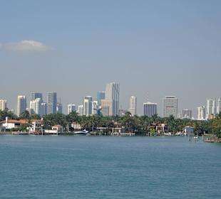 Im Hintergrund die Skyline