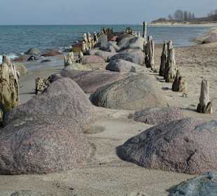 Steine, Buhnen, Meer und Strand