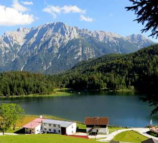Blick über den See in Richtung Karwendel-Gebirge