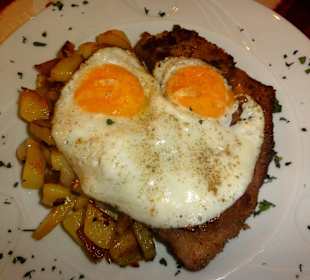 Das Holsteiner Schnitzel mit Bratkartoffeln