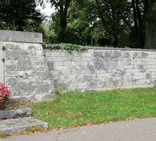 Gefallenen Denkmal und Kriegsgräber