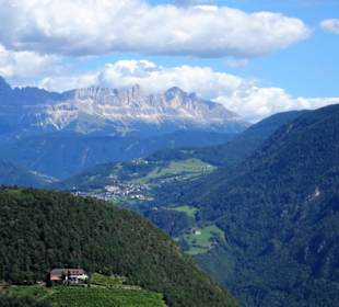 Blick aus der Gondel auf die Dolomiten