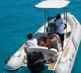 Speedboot zu Dolphin House