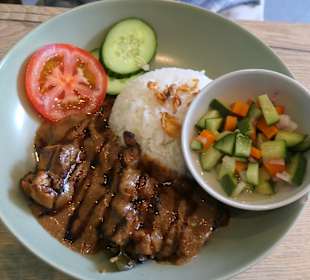 Nasi Sate Ayam (Hähnchen-Sate, Reis, Erdnusssoße)