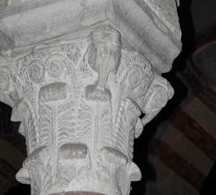 Eine der Säulen