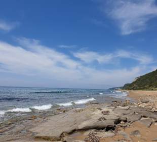 Strand mit Felsen und Sand