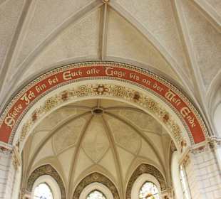 Bibelspruch an der Decke im Altarraum