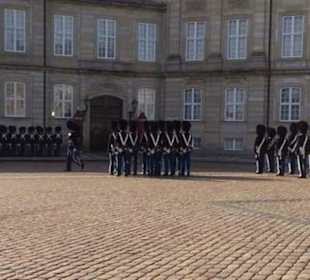 Garde vor dem Schloss.