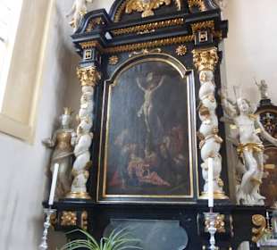 Einer der Seitenaltäre in St. Veit in Iphofen