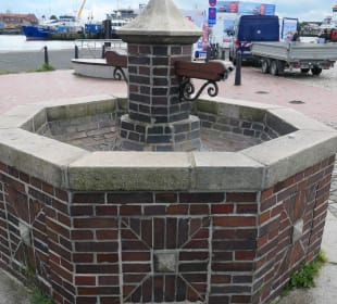 Treffpunkt achteckiger Brunnen bei der Alten Liebe