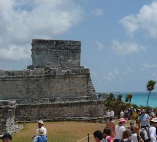 Das Schloss mit Touristen