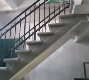 Hoch geht es mehrere Treppen