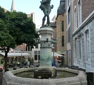 Der Brunnen mit dem Hühnerdieb am Hühnermarkt