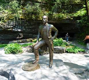 Skulptur v. J.D. vor der Quelle