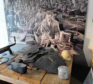 Manuelles Spalten des Schiefers