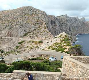 Blick vom Fuß des Leuchtturms auf die Straße