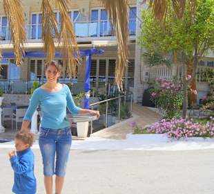 Jenny vor dem Restaurant & Hotel Maistrali 