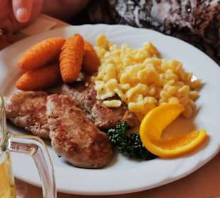 Gebrillte Lendchen mit Soße, Spätzle und Kroketten