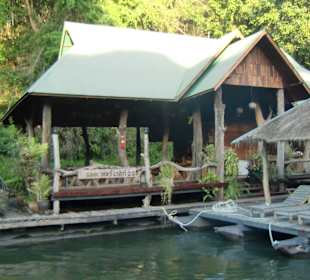 Vorbei an zahlreichen Rafts zum Wasserfall