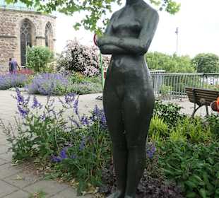 Die Plastik Ute bei der Elbuferpromenade Magdeburg