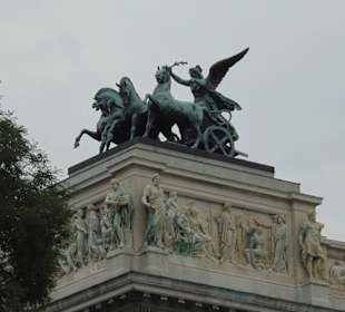 Скульптурная композиция на здании Парламента