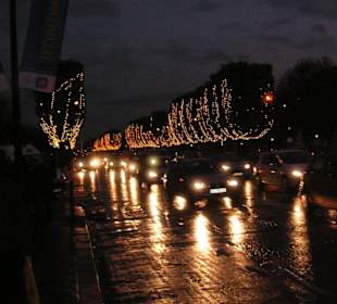 Champs Ellyseés in Weihnachtsbeleuchtung