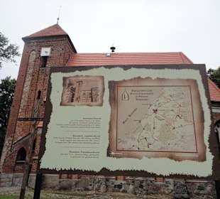 Tablica przed kościołem