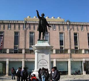 Statue vor einer großen Kirche