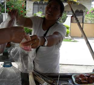 Gebackene Bananen und Süßkartoffeln im Verkauf