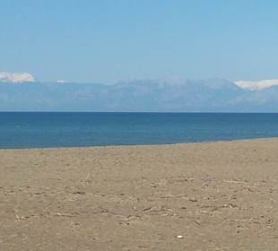 Der Strand mit Blick ins Gebirge