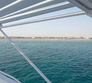 Blick vom Boot zum Strand