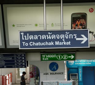Wegweiser an der Mo Chit Station