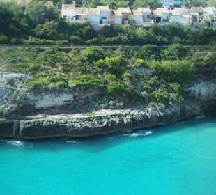 Blick auf Strand und Ort