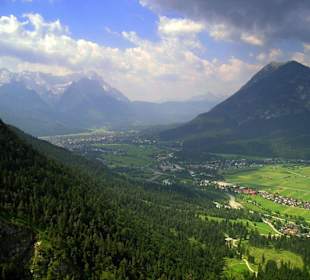 Blick über das Loisachtal zum Wettersteingebirge