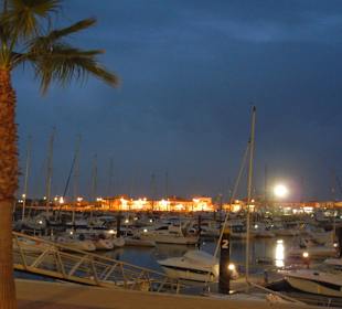 Hafen bei Nacht