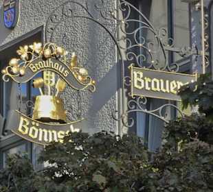 Das Traditionsschild über dem Brauhaus Bönnsch