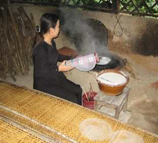 Hier wurde die Produktion von Reispapier gezeigt.