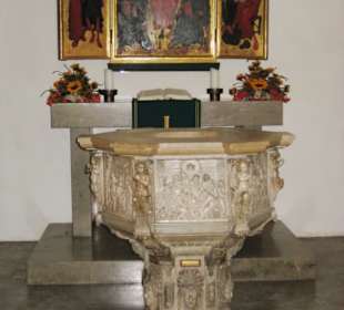 St. Marien - Bergpredigt-Altar / Taufbecken