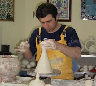 Der Keramikmeister bei der Arbeit