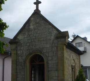 Die Wegkapelle „Göttliche Hilfe“ in Haßfurt