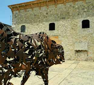 Vor dem Museum ein Stier aus Stahl