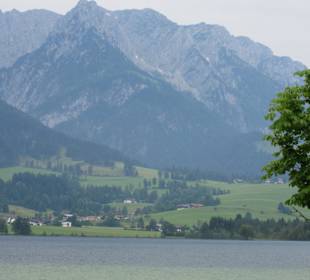 Blick über den Walchsee auf das Kaisergebirge