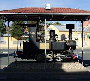 Dampflok von 1903 auf Bahnhofsplatz